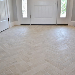 Idéer för stora vintage hallar, med grå väggar, klinkergolv i keramik och beiget golv