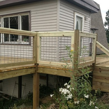 Deck with hog fence railing