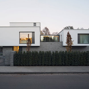 Mittelgroßes, Zweistöckiges, Mehrfarbiges Modernes Einfamilienhaus mit Flachdach und Mix-Fassade in Berlin