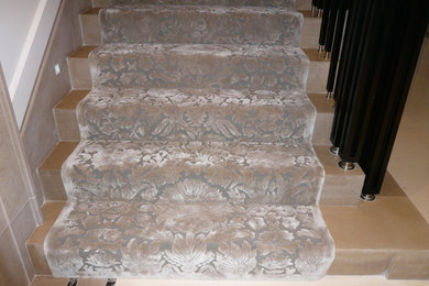 オタワにあるラグジュアリーな巨大なトランジショナルスタイルのおしゃれな直階段 (カーペット張りの蹴込み板) の写真