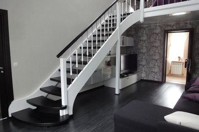 На фото: прямая лестница среднего размера в современном стиле с деревянными ступенями и деревянными перилами