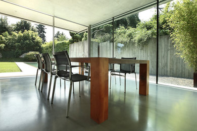 This is an example of a contemporary dining room in Stuttgart.