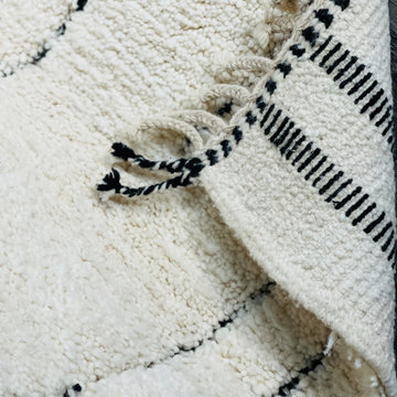 Beautiful BENI OURAIN Rug, Moroccan Berber Handwoven Rug, engraved black lines