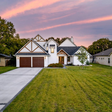 Modern Lakeside Farmhouse with Gabled Roof and Natural Wood Accents