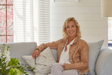 Transitional home design photo in New York