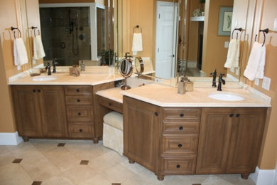 Bathroom - traditional bathroom idea in Chicago