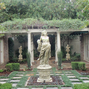 Idée de décoration pour un grand jardin méditerranéen avec des pavés en pierre naturelle.