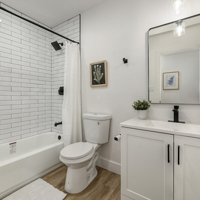 Example of a classic ADU bathroom design in Ranco Cordova
