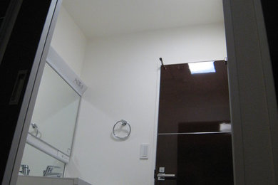 This is an example of a modern powder room in Tokyo.