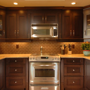 Пример оригинального дизайна: маленькая п-образная кухня в современном стиле с кладовкой, врезной раковиной, фасадами в стиле шейкер, столешницей из акрилового камня, коричневым фартуком, фартуком из стеклянной плитки, техникой из нержавеющей стали и пробковым полом