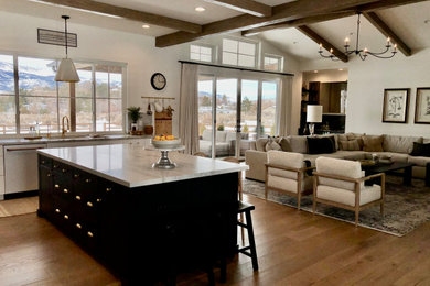 Diseño de sala de estar abierta de estilo de casa de campo grande con paredes blancas, suelo de madera clara y vigas vistas