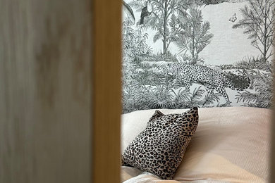 Cette image montre une chambre design.