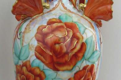 Vases en porcelaine de Limoges papillons et pivoines