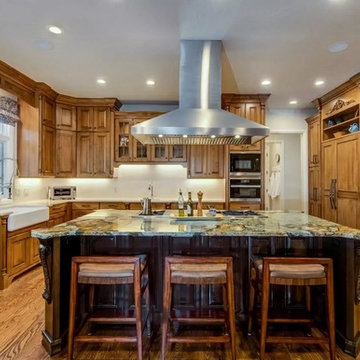South Vista Road - Elegant Alder Kitchen