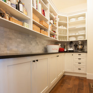 Große Klassische Küche ohne Insel in L-Form mit Vorratsschrank, Einbauwaschbecken, Schrankfronten im Shaker-Stil, weißen Schränken, Betonarbeitsplatte, Küchenrückwand in Grau, Rückwand aus Steinfliesen, Küchengeräten aus Edelstahl, dunklem Holzboden und braunem Boden in Vancouver