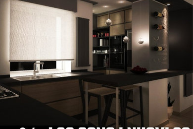 Modelo de cocina moderna abierta con fregadero de doble seno, puertas de armario de madera clara, electrodomésticos de acero inoxidable, península y encimeras grises