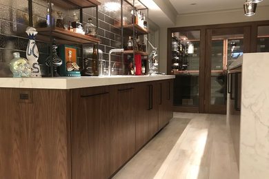 Home bar - traditional home bar idea in New York