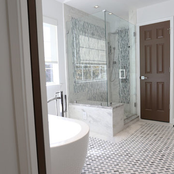 Muntzer Residence Bright Master Bathroom