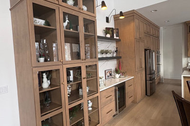 Example of a large 1960s u-shaped light wood floor dry bar design in Chicago with shaker cabinets, light wood cabinets, quartz countertops, white backsplash, stone slab backsplash and white countertops