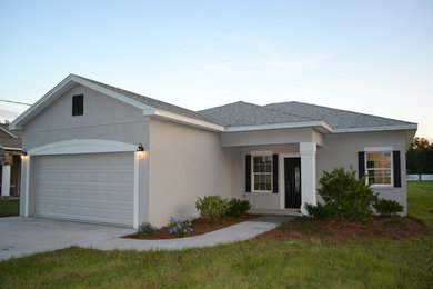 Example of a mid-sized transitional home design design in Tampa