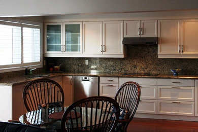 Example of a mid-sized transitional u-shaped medium tone wood floor eat-in kitchen design in Toronto with an undermount sink, shaker cabinets, white cabinets, quartz countertops, multicolored backsplash, stone slab backsplash, stainless steel appliances and no island