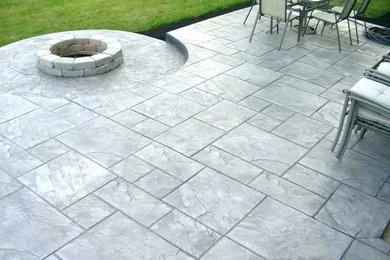 Example of a mid-sized classic patio design in Toronto