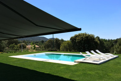 Foto de casa de la piscina y piscina campestre grande en patio lateral