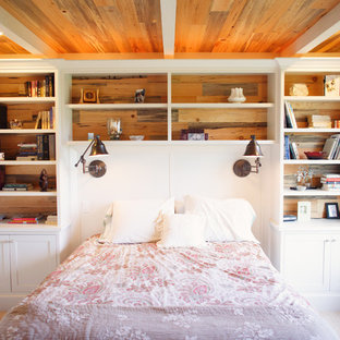 Ejemplo de dormitorio tradicional, pequeño, con paredes blancas y moqueta