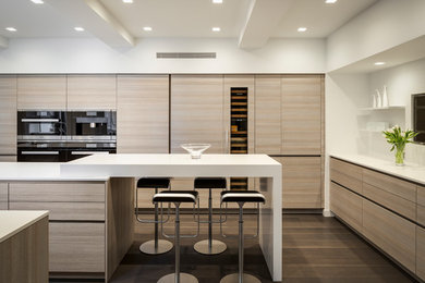 Kitchen - modern kitchen idea in New York