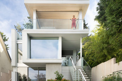 Идея дизайна: трехэтажный, белый частный загородный дом среднего размера в современном стиле с комбинированной облицовкой и плоской крышей