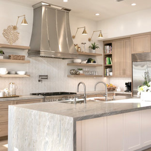Esempio di una cucina costiera di medie dimensioni con lavello a doppia vasca, ante in stile shaker, ante in legno chiaro, top in marmo, paraspruzzi bianco, paraspruzzi in marmo, elettrodomestici in acciaio inossidabile, parquet chiaro e top multicolore