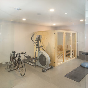エドモントンの大きいモダンスタイルのおしゃれな多目的ジム (グレーの壁、大理石の床、ベージュの床) の写真