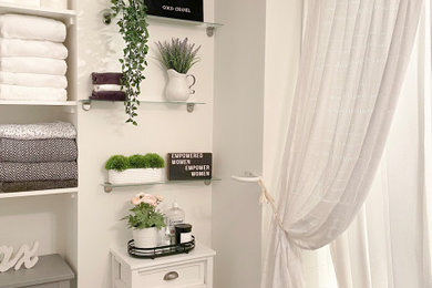Bathroom - bathroom idea in New York