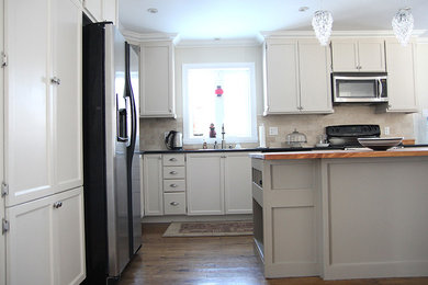 Kitchen - cottage kitchen idea in Ottawa