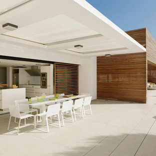 バルセロナの巨大なコンテンポラリースタイルのおしゃれなデッキ (張り出し屋根) の写真