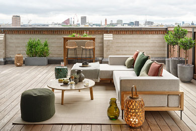 Inspiration for a contemporary apartment balcony in London.