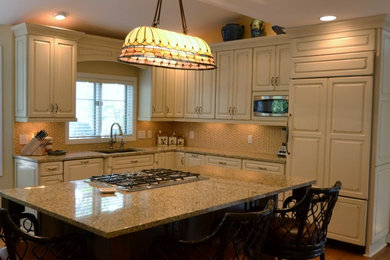 Example of a farmhouse kitchen design in Columbus