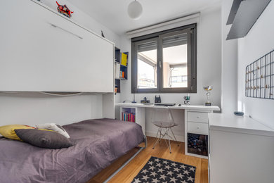 Imagen de dormitorio infantil de 4 a 10 años nórdico pequeño con paredes blancas, suelo de madera clara y suelo beige