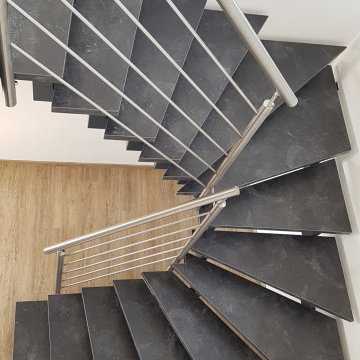 Steintreppe mit Stahl-Treppenhandlauf