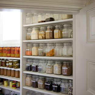 Пример оригинального дизайна: большая линейная кухня в классическом стиле с кладовкой, раковиной в стиле кантри, плоскими фасадами, белыми фасадами, столешницей из гранита, техникой из нержавеющей стали, полом из линолеума и островом