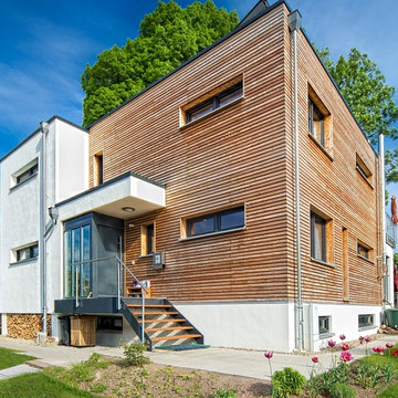 Modernes Holzhaus auf "Stelzen"