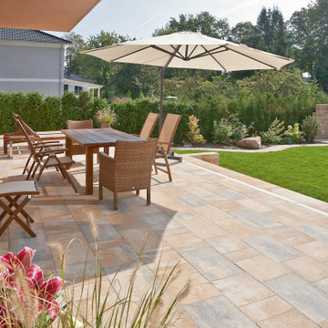 Warme Farben sorgen auf der Terasse für Harmonie und Urlaubsgefühle.