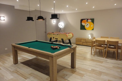 Idées déco pour une grande salle de sport contemporaine multi-usage avec un mur gris.