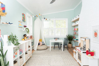 ワシントンD.C.にあるコンテンポラリースタイルのおしゃれな子供部屋 (グレーの壁、無垢フローリング、茶色い床、三角天井) の写真