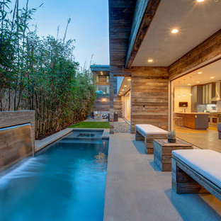 Mittelgroßes Modernes Sportbecken hinter dem Haus in rechteckiger Form mit Betonplatten und Wasserspiel in Los Angeles