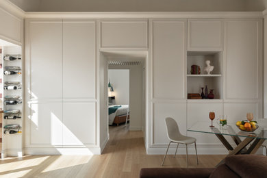 Ispirazione per una sala da pranzo aperta verso il soggiorno scandinava con pareti bianche e parquet chiaro