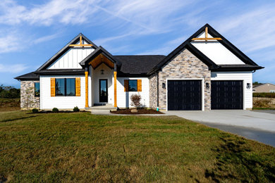 Cottage exterior home photo in Cincinnati
