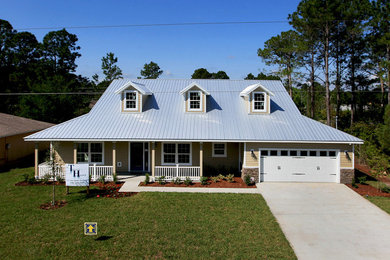 Mid-sized farmhouse beige one-story concrete fiberboard exterior home photo in Orlando