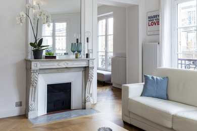 Inspiration pour un grand salon design ouvert avec une salle de réception, un mur blanc, parquet clair, une cheminée standard, un manteau de cheminée en pierre et un téléviseur indépendant.