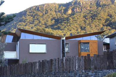 Photo of a contemporary home in Wollongong.